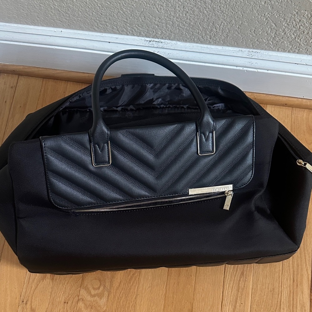 Ted Baker stylish, black travel bag with pull handle and wheels. - Picture 2 of 8